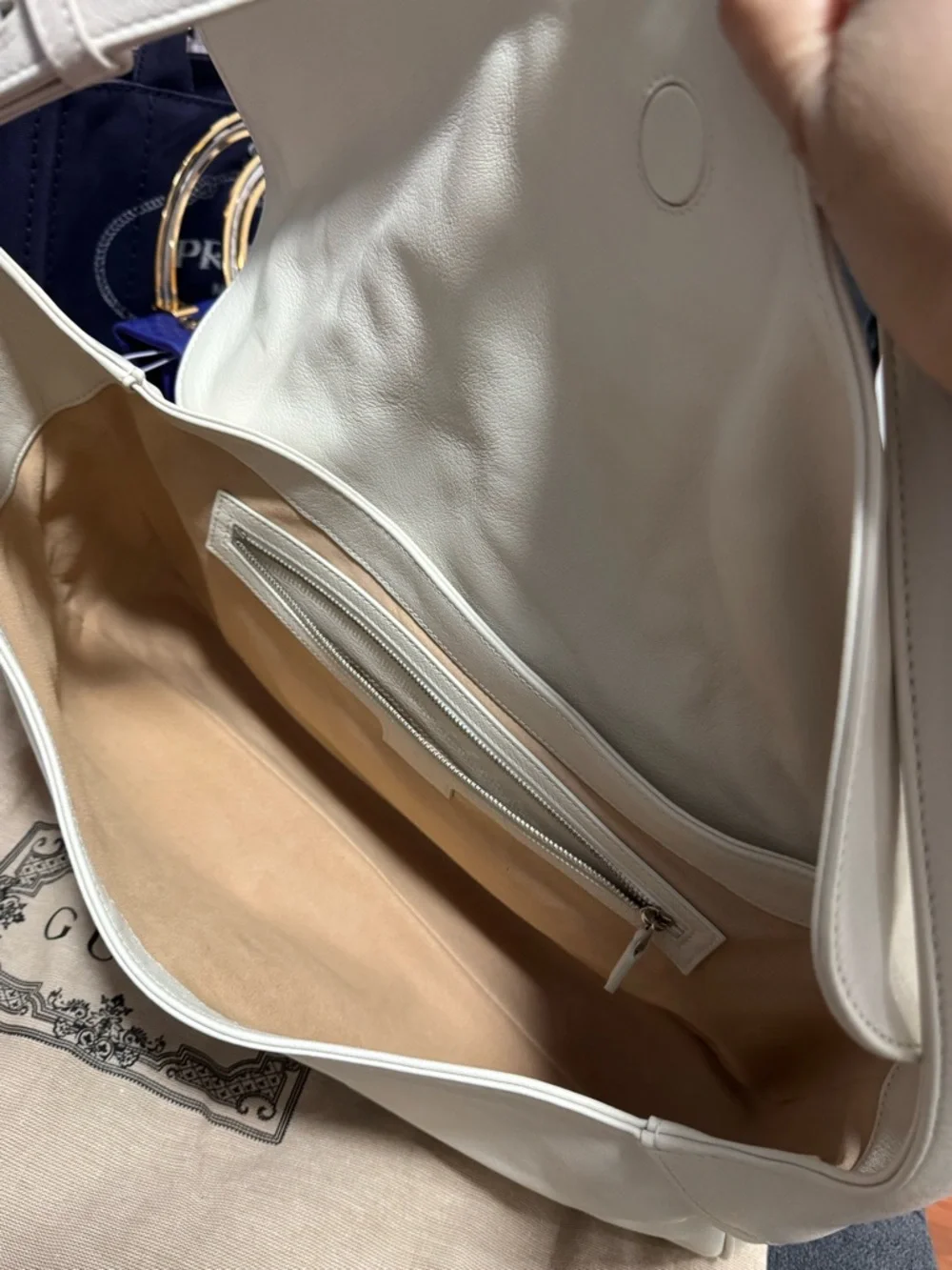 Gucci Cream Leather Shoulder Bag with Interlocking GG - Picture 5 of 10